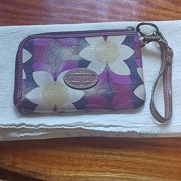 Fossil Handbags - Fossil Wristlet /  holds up to 4 cards ♥️